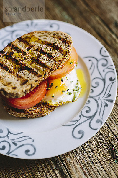 Geröstetes Sandwich mit Tomaten und Eiern
