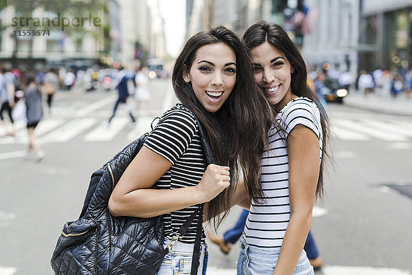 USA  New York City  zwei glückliche Zwillingsschwestern in Manhattan