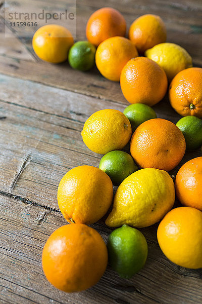 Zitronen  Orangen und Limetten auf Holz