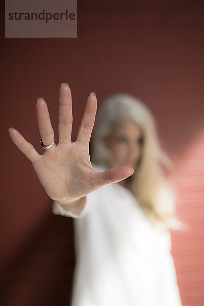 Frau mit Handfläche