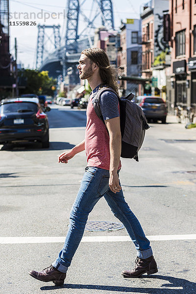 USA  New York City  Mann überquert die Straße in Williamsburg  Brooklyn