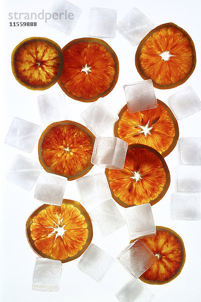 Orangenscheiben und Eiswürfel