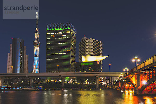 Japan  Tokio  Asakusa  Sumida River und Skytree bei Nacht