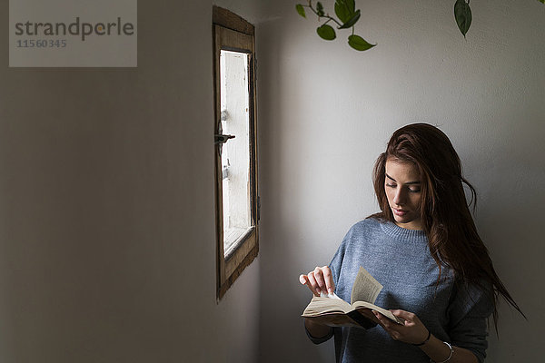 Attraktive junge Frau liest Buch