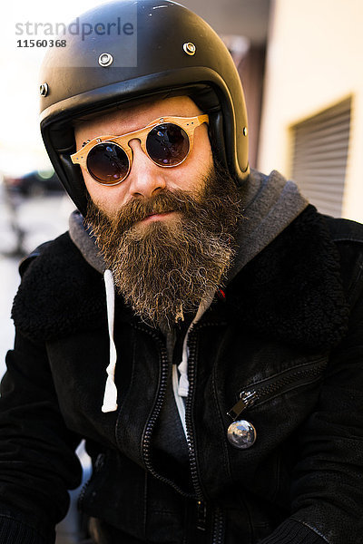 Portrait eines bärtigen Bikers mit Helm und Sonnenbrille