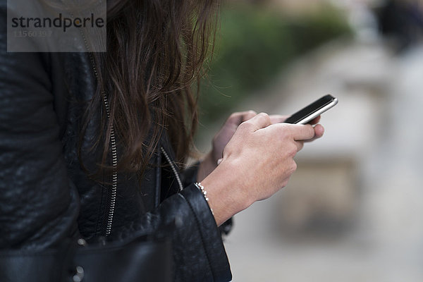 Nahaufnahme einer Frau mit dem Handy