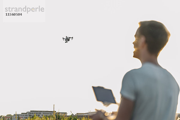Mann navigiert Drohne