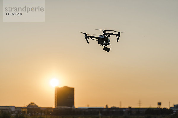Drohne am Himmel bei Sonnenuntergang