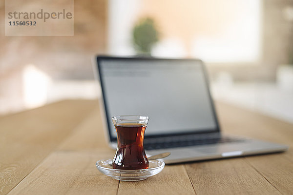 Türkischer Tee und Laptop auf dem Tisch
