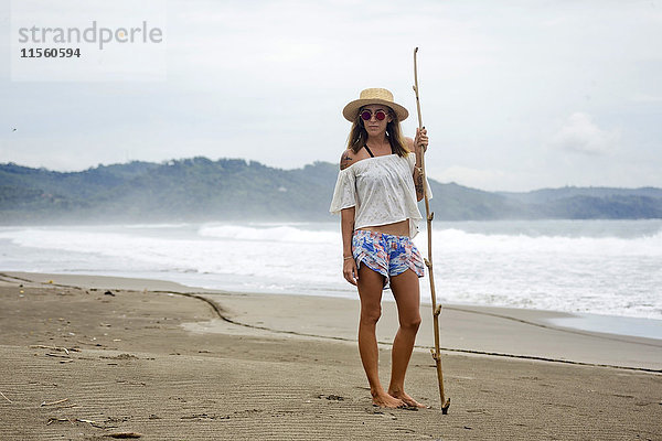 Indonesien  Java  Porträt einer am Strand stehenden Frau