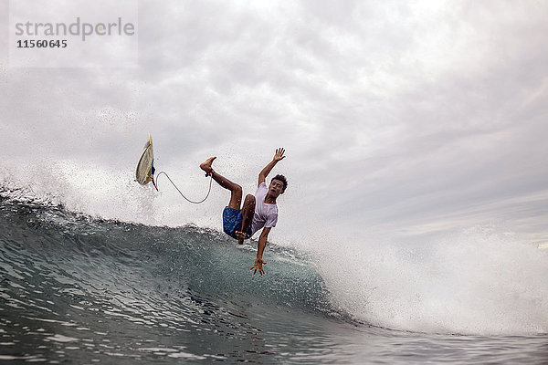 Indonesien  Java  Mann surfen