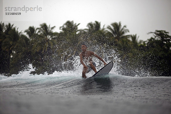 Indonesien  Java  Surfer auf einer Welle