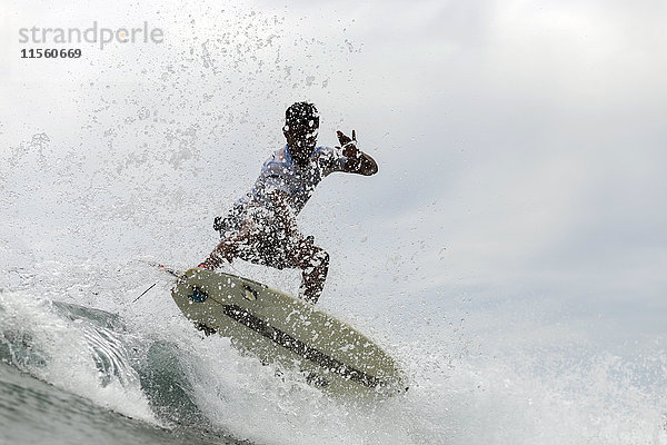 Indonesien  Java  Mann surfen