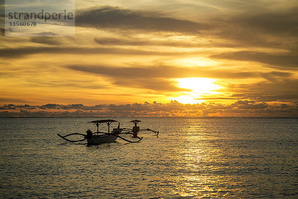 Indonesien  Bali  Sonnenuntergang über dem Meer mit Booten