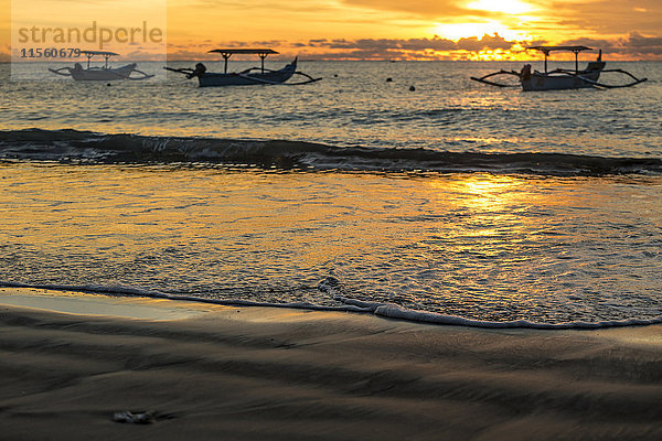 Indonesien  Bali  Sonnenuntergang über dem Meer mit Booten