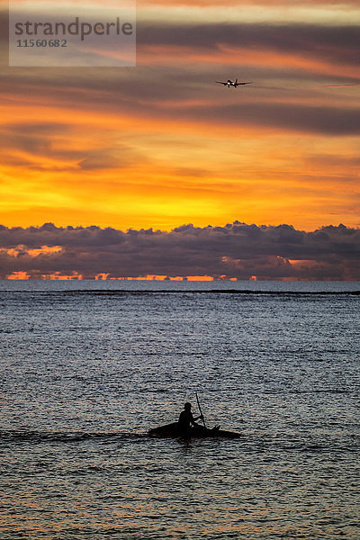 Indonesien  Bali  Sonnenuntergang über dem Meer