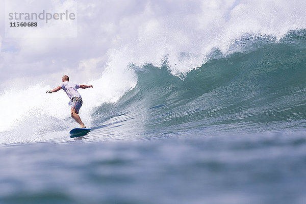 Indonesien  Bali  Mann beim Wellenreiten