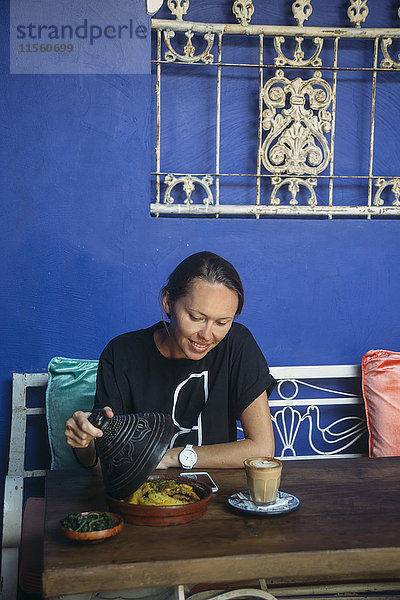 Indonesien  Frau schaut auf Gericht in einem Cafe