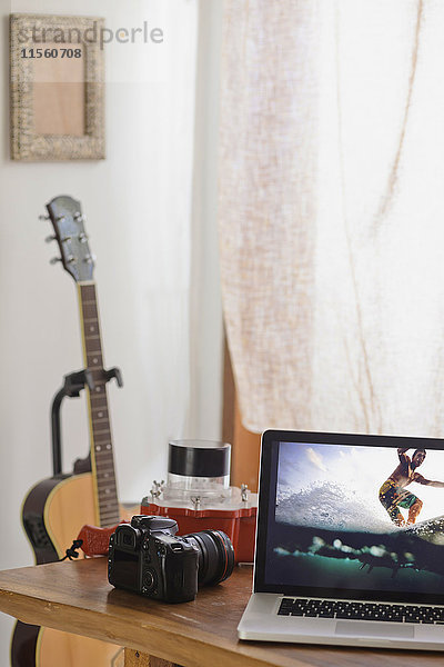 Kamera und Fotografie des Surfers auf dem Laptop-Display