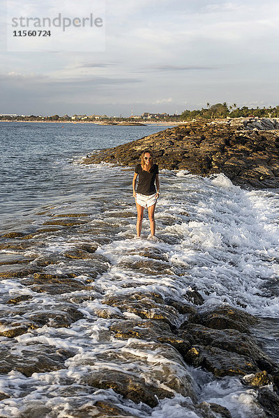 Indonesien  Bali  Frau im Meer stehend