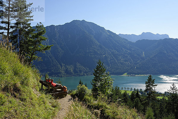 Österreich  Tirol  Rofangebirge  Wanderer entspannen auf einer Lounge