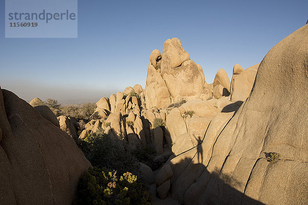 USA  Kalifornien  Joshua Tree Nationalpark  Felsformation im Schatten und Sonnenlicht