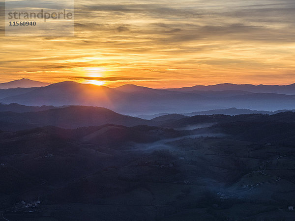 Italien  Umbrien  Gubbio  Apennin bei Sonnenuntergang