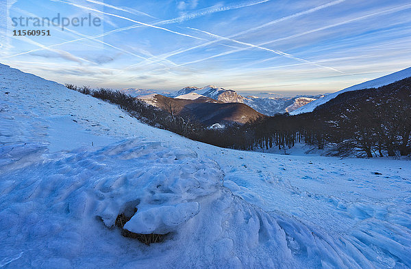 Italien  Umbrien  Apennin  frostbedeckter Monte Cucco