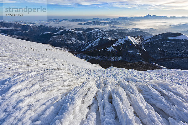 Italien  Umbrien  Apennin  Monte Cucco Park  Sonnenaufgang am Apennin im Winter