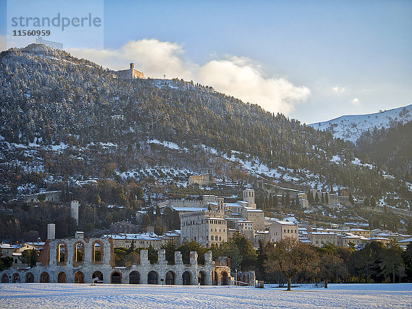 Italien  Umbrien  Gubbio  Palazzo dei Consoli und das Römische Theater bei Sonnenaufgang im Winter