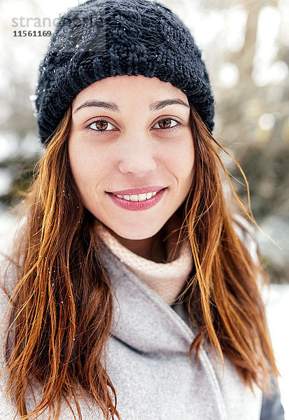 Porträt einer schönen Frau im Freien im Winter
