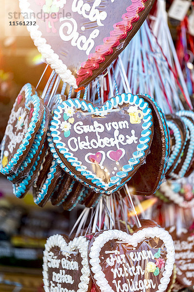 Deutschland  München  Lebkuchenherzen auf dem Oktoberfest
