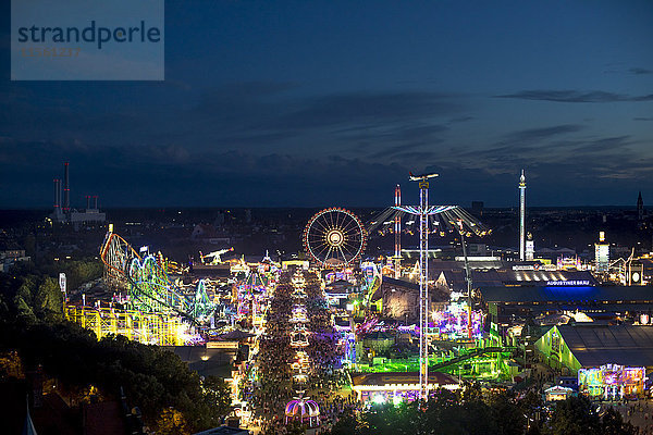 Deutschland  München  Blick auf das Oktoberfest bei Nacht