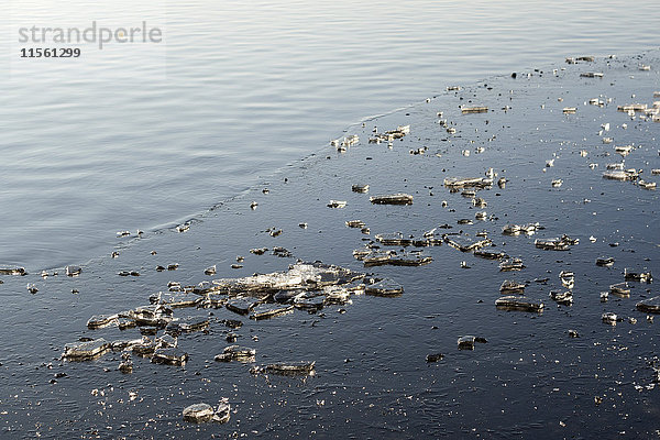 Eisschollen auf einem See