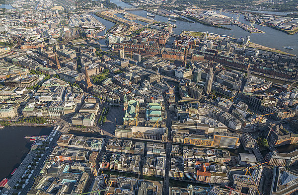 Deutschland  Hamburg  Luftbild von Rathaus  Speicherstadt und Elbe
