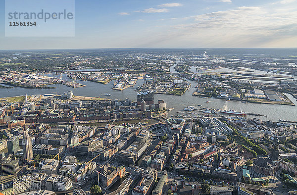 Deutschland  Hamburg  Luftaufnahme der Innenstadt und Speicherstadt mit Elbphilharmonie