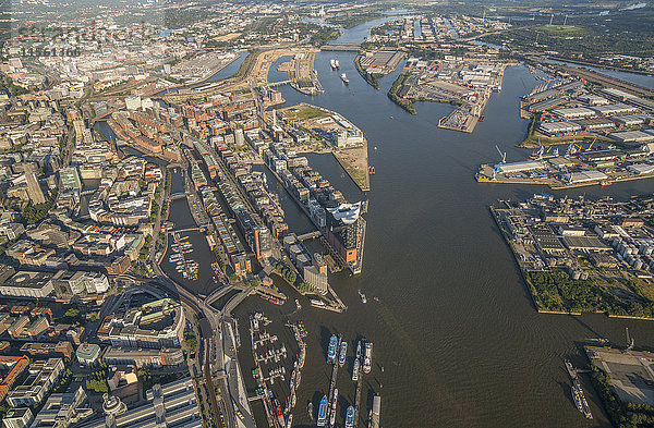 Deutschland  Hamburg  Luftaufnahme der Speicherstadt mit Elbphilharmonie