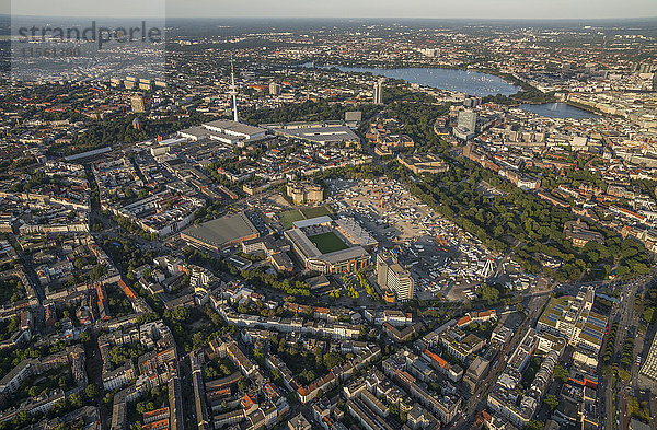 Deutschland  Hamburg  Luftaufnahme von Heiligengeistfeld mit Millerntor-Stadion