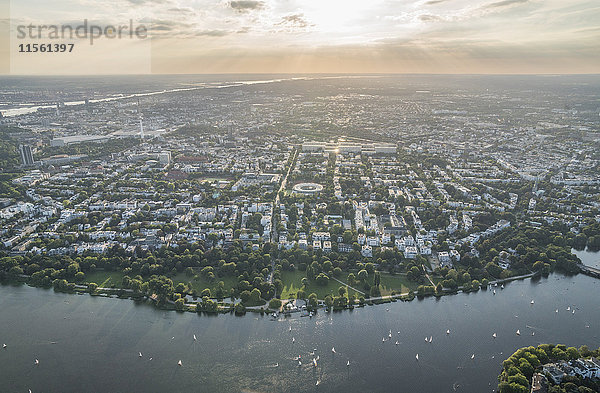 Deutschland  Hamburg  Luftaufnahme der Außenalster am Abend