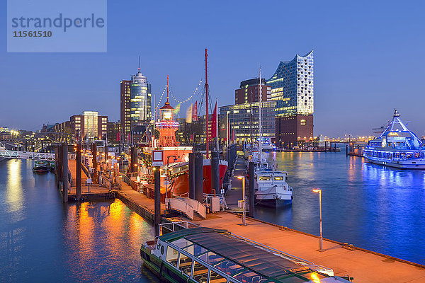 Deutschland  Hamburg  Blick auf das Hanseatic Trade Center und die Elbphilharmonie vom Niederhafen aus gesehen.