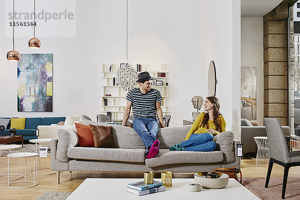 Paar im modernen Möbelhaus Testliege  glücklich sein