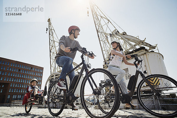 Deutschland  Hamburg  Familie auf E-Bikes am Hafen