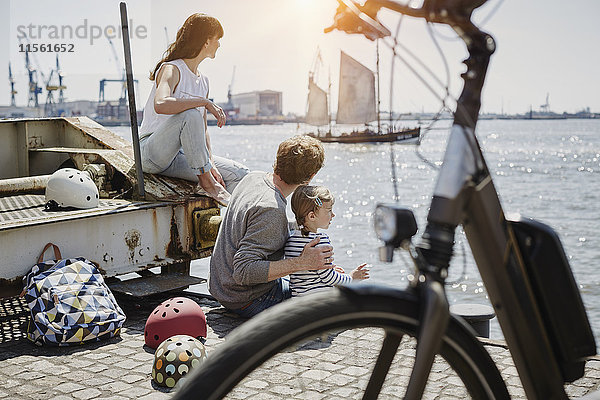 Deutschland  Hamburg  Familie bei einer Fahrradtour an der Elbe