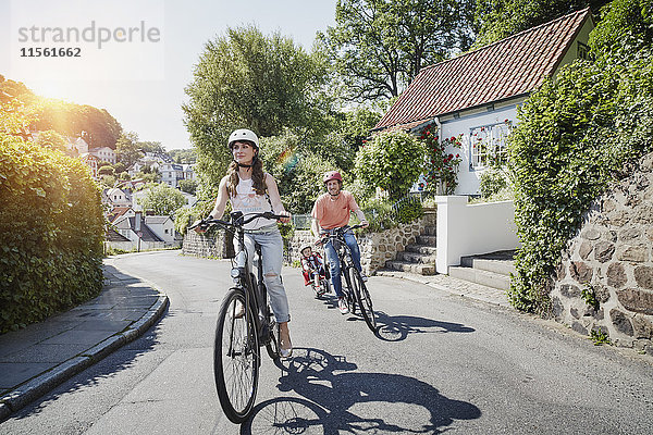 Deutschland  Hamburg  Blankenese  E-Bikes für die ganze Familie