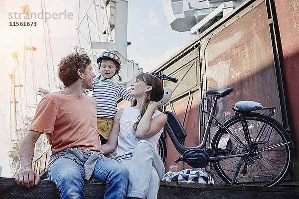 Deutschland  Hamburg  Familie bei einer Radtour am Hafen
