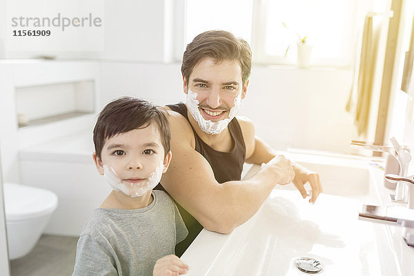 Portrait von Vater und Sohn mit Rasierschaum im Gesicht