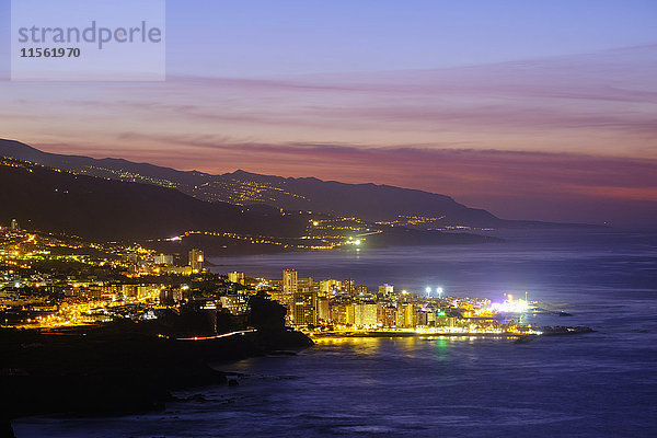 Spanien  Kanarische Inseln  Teneriffa  Puerto de la Cruz bei Nacht