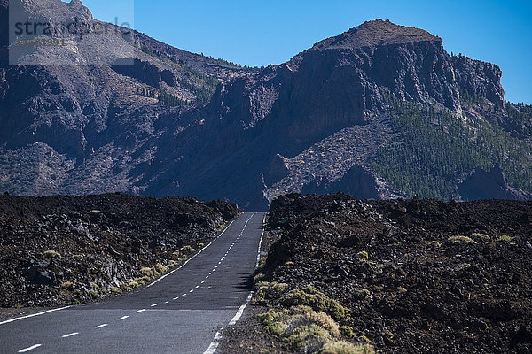 Spanien  Teneriffa  leere Straße in der Region El Teide