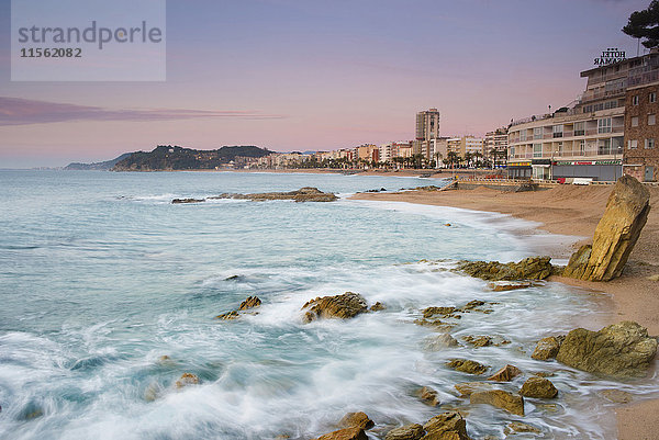 Spanien  Costa Brava  Lloret de Mar  Strand bei Sonnenaufgang