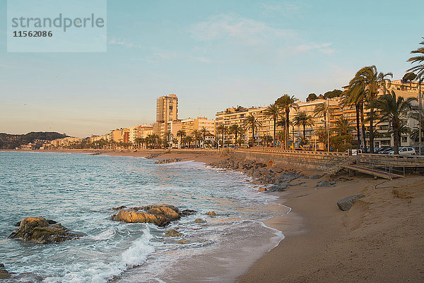 Spanien  Costa Brava  Lloret de Mar  Blick auf Strandpromenade bei Sonnenaufgang